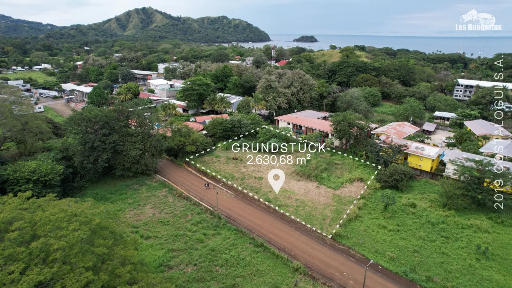 Ruhige Seitenstraße und Zugang zum Grundstück Las Huaquitas